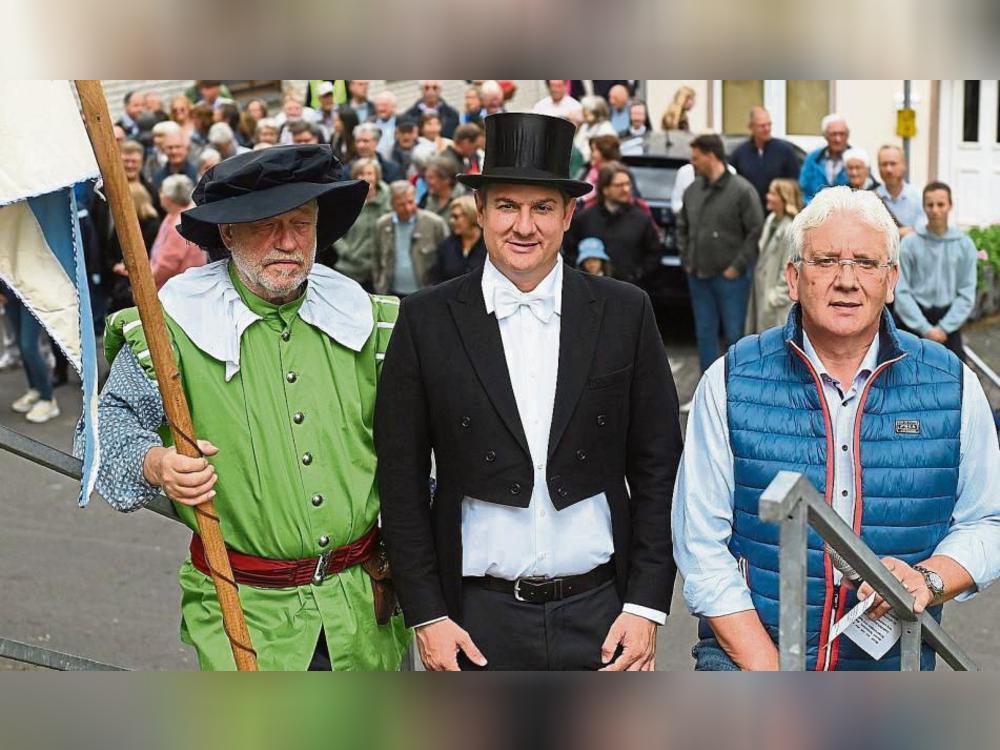 Als „Schultheiß“ informierte Bürgermeister Remco van der Velden (m.) über die Verwaltung zu Zeiten des Kaisers. Fotos: Tuschen