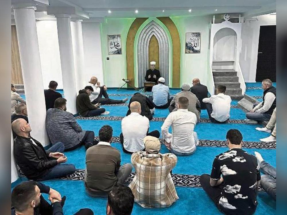 Früher Musik-Kneipe, heute Gebetsraum. Ein Imam, ein islamischer Geistlicher, betet vor.