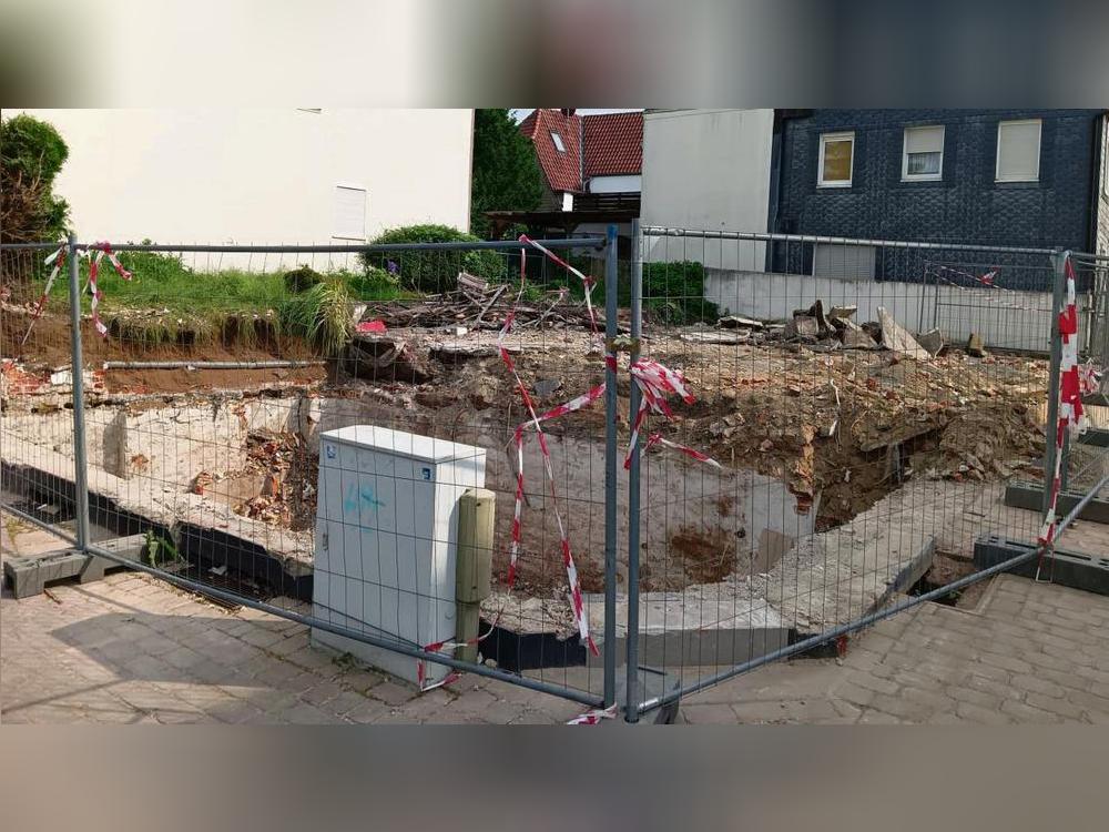 Von dem Eckhaus samt Anbau nahe der Geseker Stiftkirche ist nach einem Großbrand und dem Abriss nichts mehr übrig. Foto: Wapelhorst