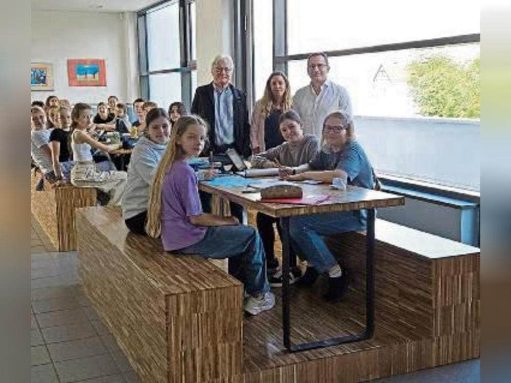 Evren Gül, Isabell Jares und Werner Schnelle (Verein der Ehemaligen) freuen sich mit den Schülern über die fünf neuen Lerninseln im Ostendorf-Gymnasium.