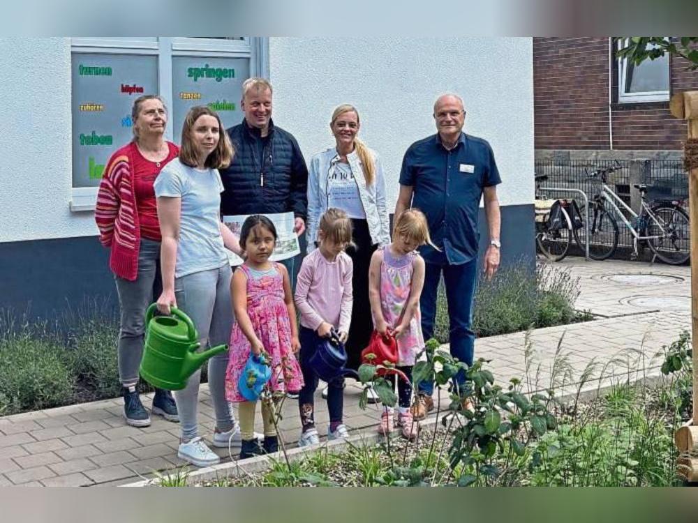 Grüne Partnerschaft für Lippstadt: Magdalene Winkelhorst (Stadt), Nathalie Thiele mit Kita-Kindern, Christian Kleineheilmann (Stadt), Sonja Böhme und Andreas Knapp (Stiftungsvorstandsmitglieder) setzen gemeinsam ein Zeichen für Nachhaltigkeit.