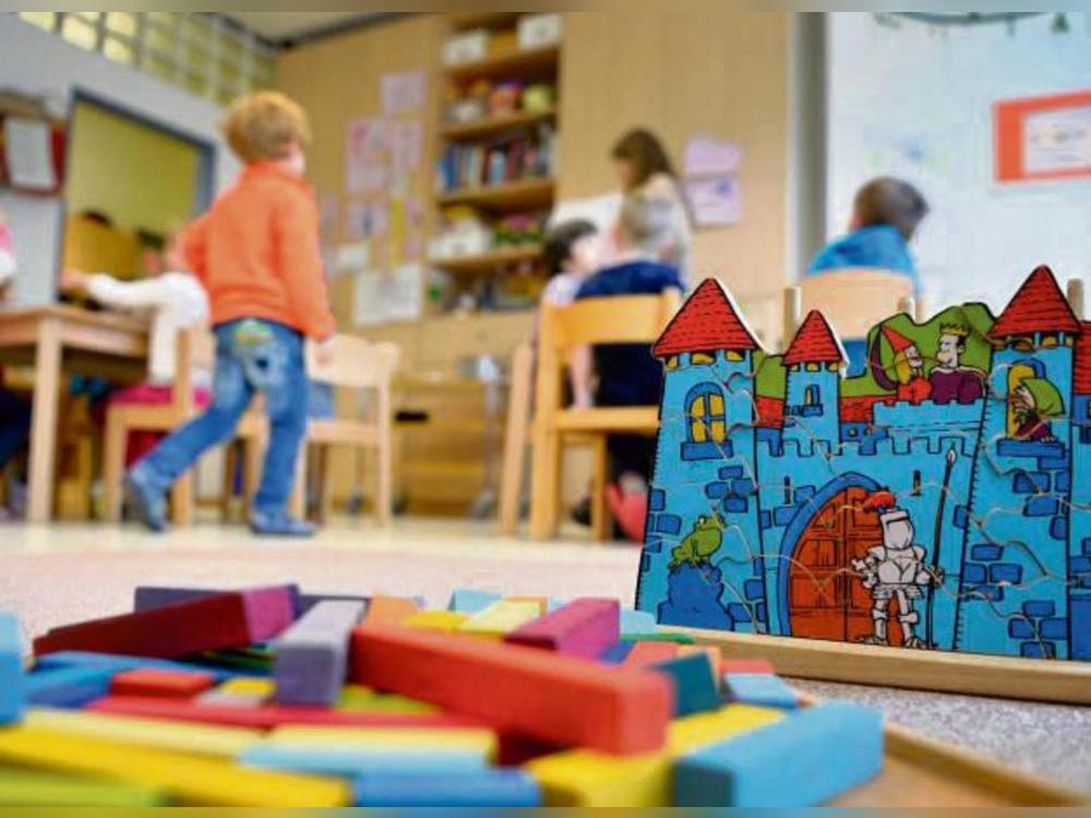Laut einer Online-Umfrage der Fachhochschule Südwestfalen sind Eltern im Kreis Soest mit dem bereitgestellten Betreuungsangebot größtenteils zufrieden. Foto: Monika Skolimowska/dpa