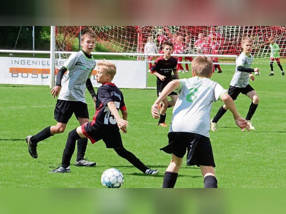 Welcher Verein stürmt zum Kreispokaltriumph 2025? Die E-Junioren werden sich beim Tag des Jugendfußballs in Eickelborn sicherlich vom ersten Anpfiff an wieder mächtig ins Zeug legen. Foto: Feichtinger