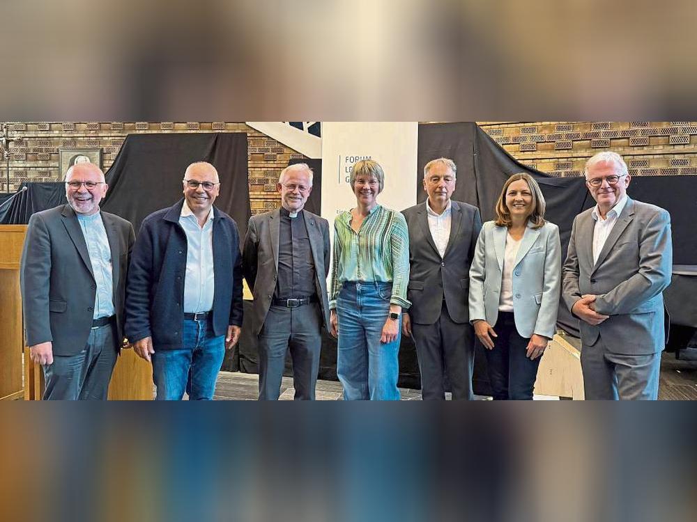 Gelungener Vortragsabend (v.l.): Pfarrer Thomas Wulf, Ernst Bockhorst (Pauline-von-Mallinckrodt Stiftung), Peter Schallenberg, Ute van der Wal (Schulleiterin Marienschule), Raimund Schnitker (Pauline-von-Mallinckrodt-Stiftung), Anja Rotter (Marienschule Lippstadt e.V.) und Religionslehrer Dietmar Lange.