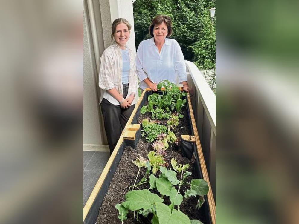 Sarah Rodehutskors (l.) und Ingrid Jakobs freuen sich über das neue Hochbeet – gebaut von Kindern.