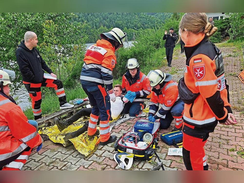 Wie reagiert man bei einer Amputationsverletzung? Das war eines der Szenarien, die die Malteser aus Lippstadt beim „Rescue Maneuver“ in Polen geübt haben.