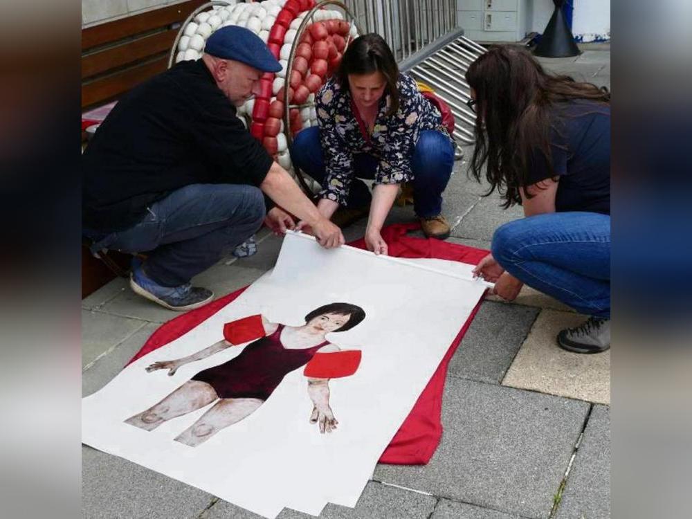 Ruppe Koselleck, Susanne von Bülow und Petra Lüning beim Aufbau für die Aktion „Kunst im Bad“ im Erwitter Schlossbad. Foto: Jürgen Rosemeier