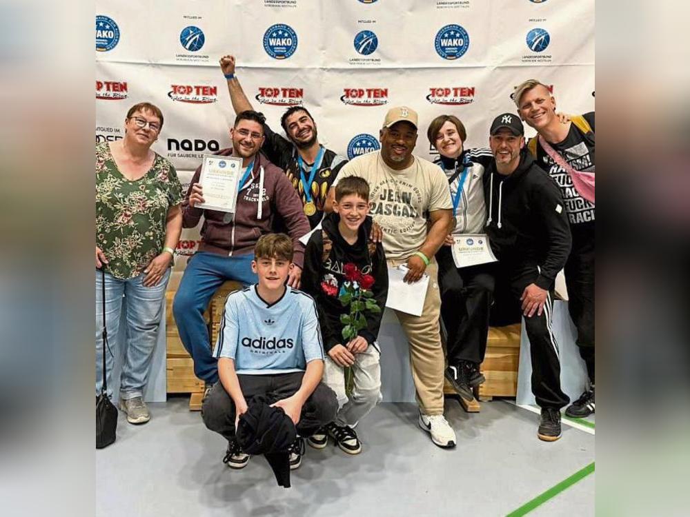 Da war die Freude groß: Das Kickbox-Team des JSV Lippstadt beeindruckte bei der Landesmeisterschaft in Lünen und räumte gleich vier Podiumsplätze ab.