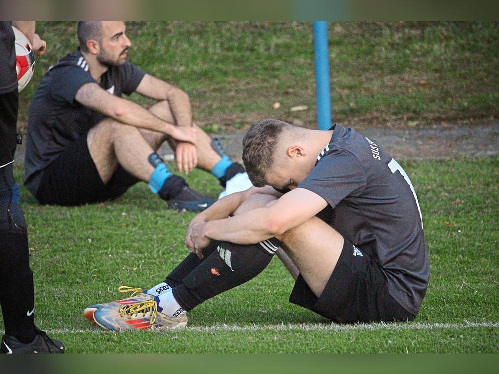 Auf die Riesenaufregung folgte die Riesenenttäuschung im Störmeder Lager: Die SuS-Reserve ist aus der Kreisliga C abgestiegen. Das Entscheidungsspiel um den Klassenerhalt verlor die Plümpe-Elf gegen Warstein II vor 168 Zuschauern in Effeln mit 0:2. Fotos: Heinke
