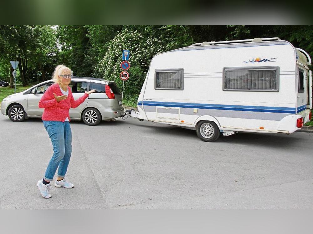 Fühlt sich benachteiligt: Jutta Schmidtmann darf nicht mit ihrem Wohnwagen auf Wohnmobilstellplätze. In Anröchte gibt es sogar ein Verbotsschild. Foto: Löseke