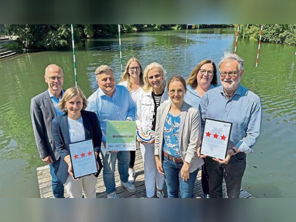 Drei-Sterne-Projekt: „Naturtalente Lippe“ wurde am Mittwoch in Arnsberg ausgezeichnet. Die Projektbeteiligten sind stolz. Foto: Cegelski