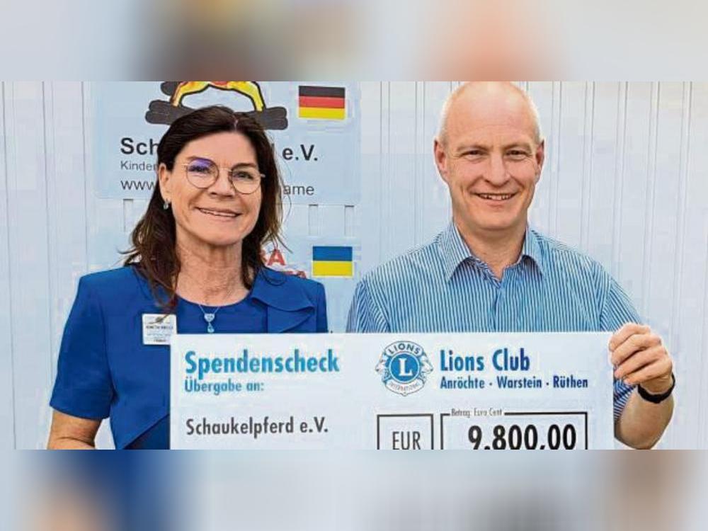 Kerstin Brülle, Schatzmeisterin des Fördervereins, überreichte den Spendenscheck an den Verein Schaukelpferd, der Kinder in der Ukraine unterstützt. Insgesamt hat der Lions-Club seit 2018 über 120 000 Euro mit seiner Aktion Löwenstark gesammelt.