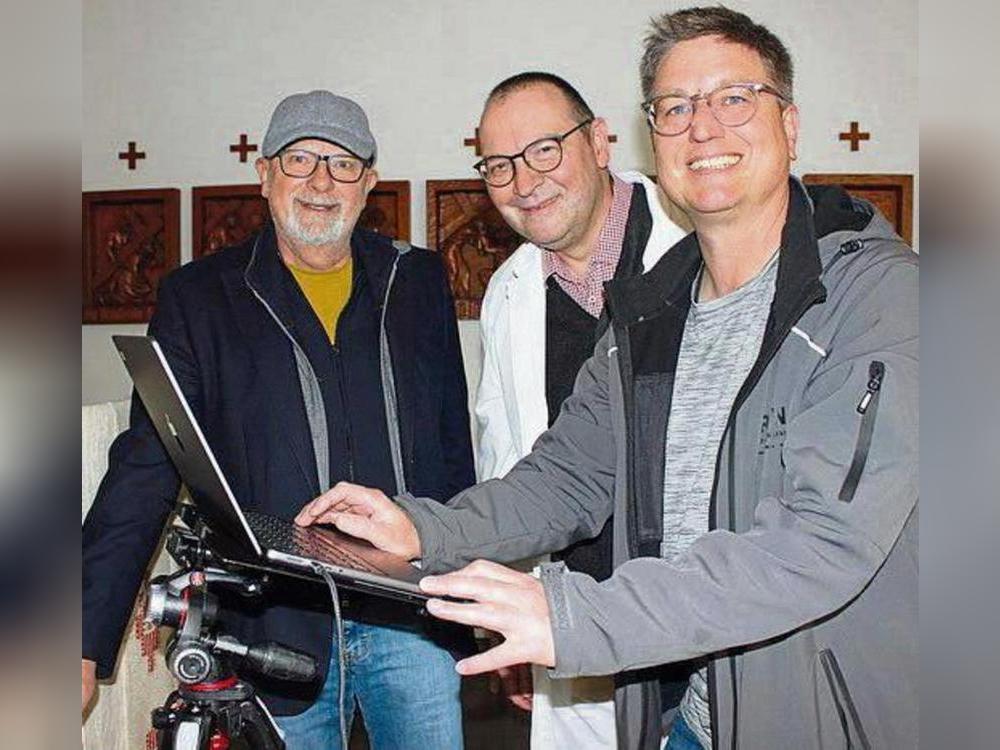 100 Jahre Verein für Heimatkunde Geseke: 100 Mitglieder ließen sich dort fotografieren, wo ihre Heimat ist – hier Dr. Dirk Theodor Schraeder (m.), Chefarzt für tech. Orthopädie und Rehabilitation am Geseker Krankenhaus mit den Fotografen Theo Gröne (l.) und Stephan Redeker. Foto: H. Tebbe
