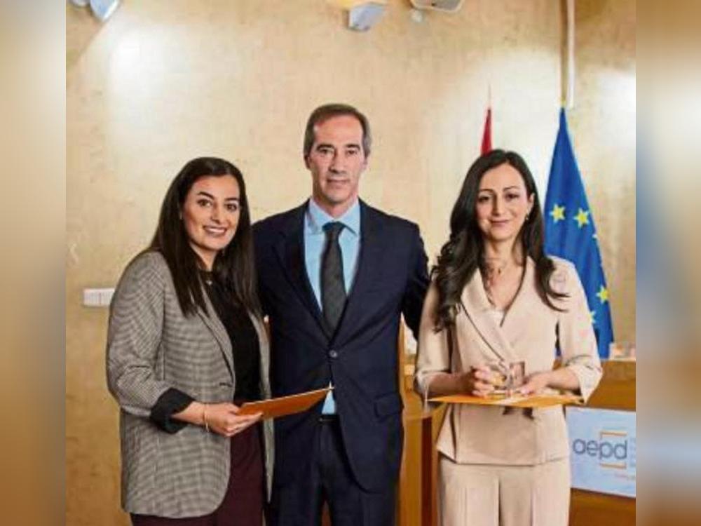 Emiram Kablo (l.) und Prof. Dr. Patricia Arias Cabarcos von der Universität Paderborn wurden von Dr. Francisco Pérez Bes mit dem „Emilio Aced“-Forschungspreis ausgezeichnet.