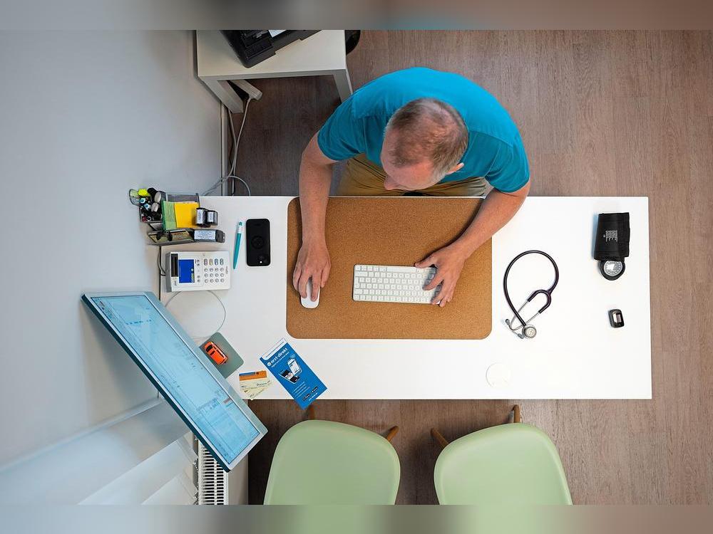 Der digitale Austausch zwischen Ärzten, Pflegeeinrichtungen und Apotheken soll Abläufe beschleunigen und die Patientenversorgung verbessern. Symbolfoto: Sebastian Kahnert (dpa)