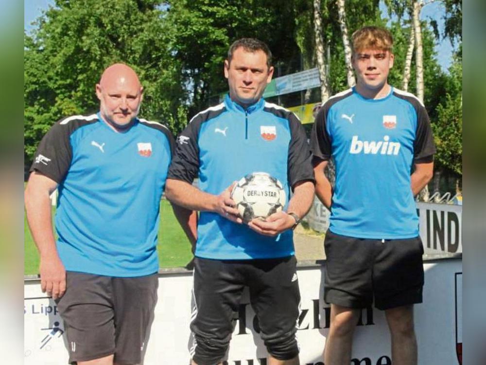 Wollen den Matchball Richtung Landesliga verwandeln (v.l.): Lipperodes A-Jugendtrainer Jens Junker, Co-Trainer Alexander Knorr und Kapitän Mika Hönemann. Foto: Dannhausen