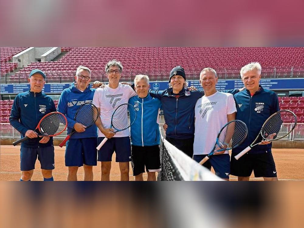 Bei einem Turnier im schwedischen Bastad bereiteten sich die Herren 55 des TC BW Anröchte auf den Saisonendspurt vor. Im letzten Spiel gegen den TC RW Hardenstein soll nun der Meistertitel in der Verbandsliga unter Dach und Fach gebracht werden.