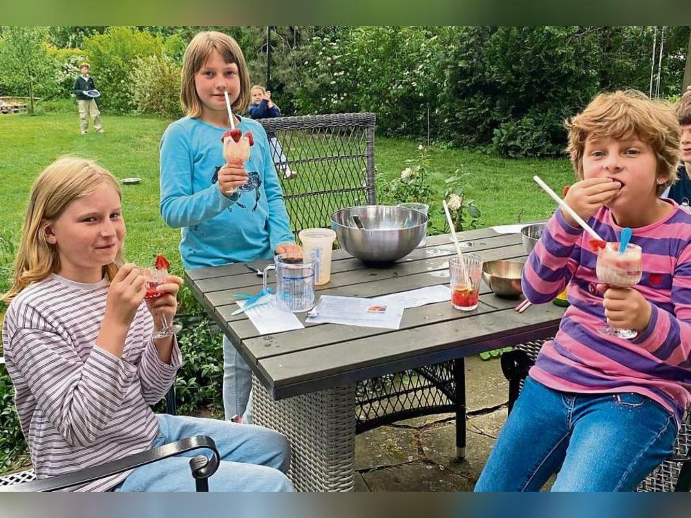 Mocktails schlürfen in Rubarths Garten: Die Kids ließen sich die selbstgemixten Getränke nicht nur schmecken, sondern bereiteten sie auch selbst zu. Foto: Gerwin