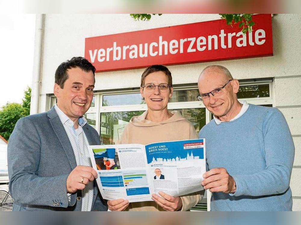 Sie stellten den Jahresbericht vor (v.l.): Rafael Lech, Regionalleiter Verbraucherzentrale NRW, Ricarda Oberreuter, Dezernentin für Gesundheit, Verbraucherschutz und Gefahrenabwehr beim Kreis Soest, und Holger Okken, Verbraucherzentrale Soest. Foto: Dahm