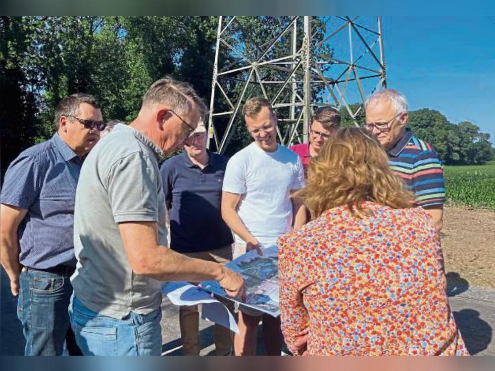 Die Mitglieder des Betriebsausschusses Abwasser der Stadt Erwitte studierten die Pläne am Regenrückhaltebecken in Schmerlecke ganz genau. Foto: Bussmann