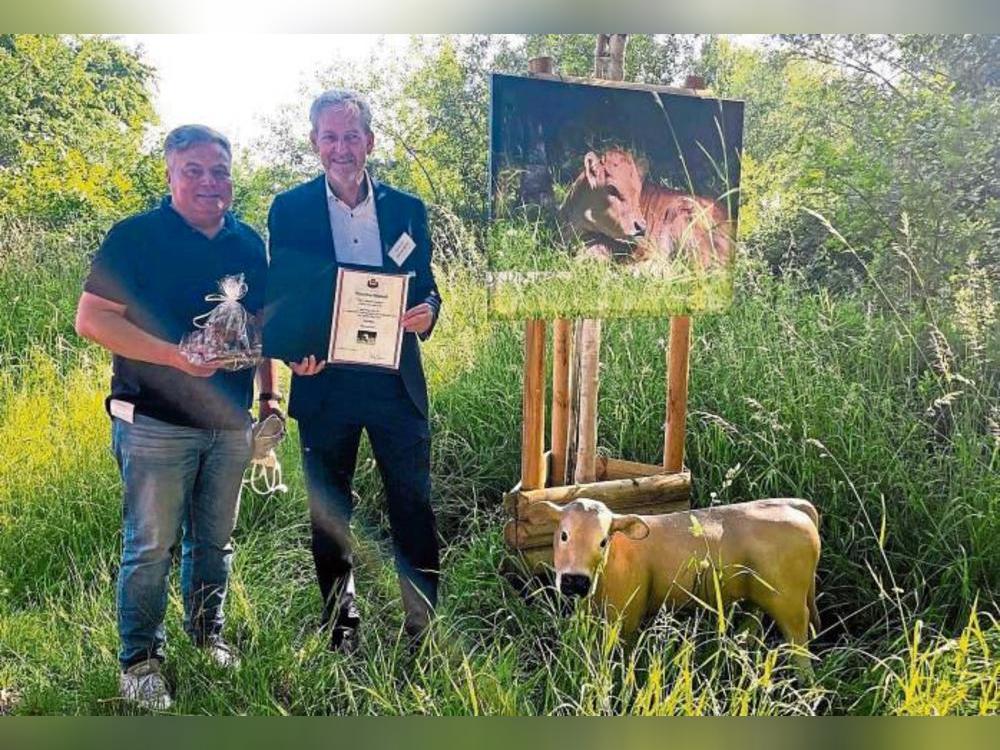 Bürgermeister unter sich: Arne Moritz (l.) überreicht seinem Maashorster Amtskollegen van der Pas die Paten-Urkunde.