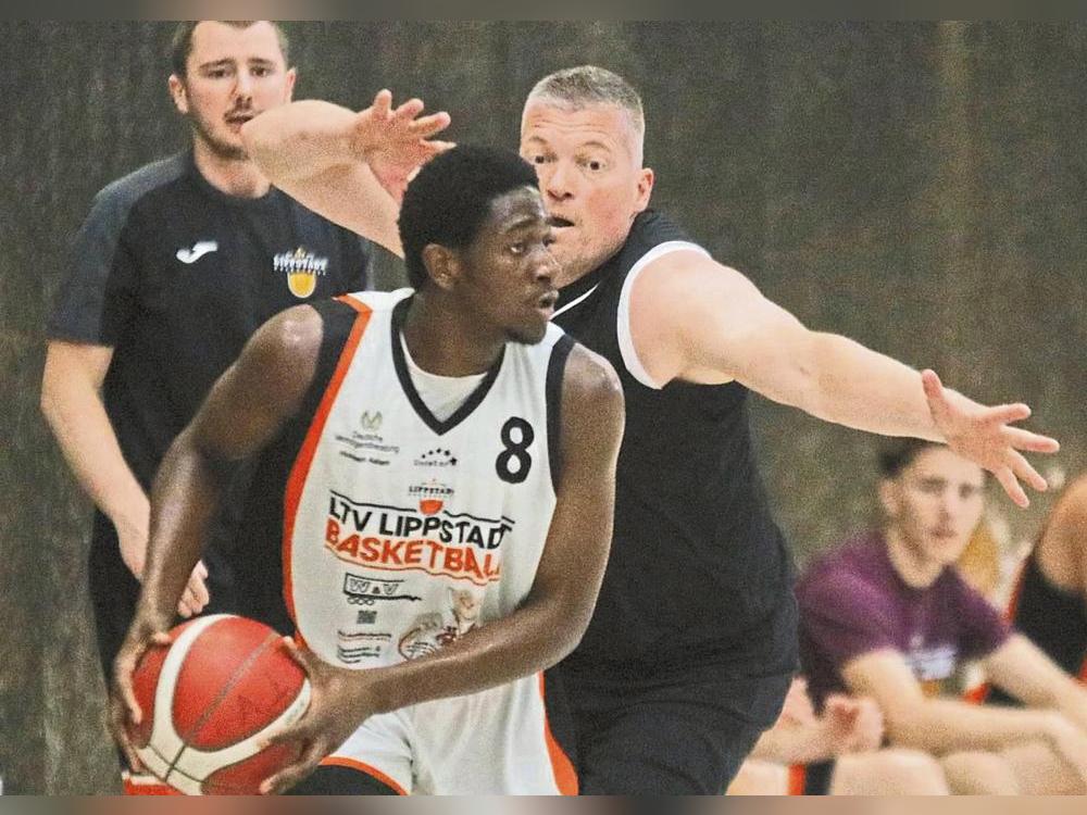 Dominik Kleinschmidt (r.) spielt in der deutschen Ü45-Basketball-Nationalmannschaft. 