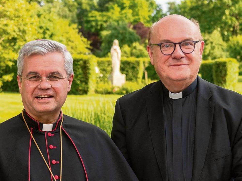 Neue Station für einen gebürtigen Anröchter: Erzbischof Dr. Udo Markus Bentz (l.) ernannte Domkapitular Monsignore Dr. Michael Menke-Peitzmeyer, bisher Regens des Erzbischöflichen Priesterseminars Paderborn, zum Direktor der Katholischen Akademie in Schwerte.