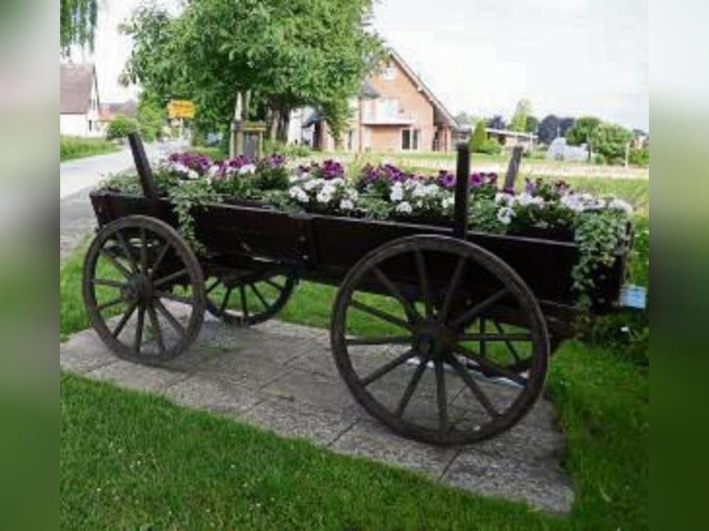 Heute steht der Blumenwagen in der Schulstraße am Ortseingang von Mellrich. Foto: Priesnitz
