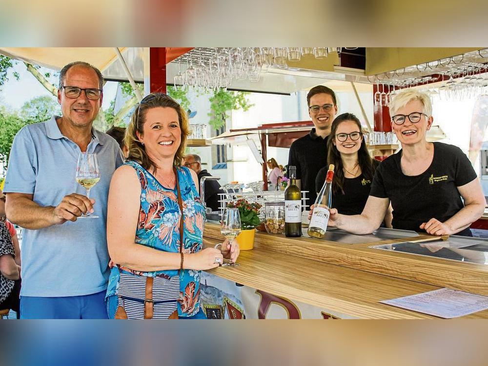 Beim Auftakt am Freitag schmeckt der Wein schon einmal. Das Winzerfest geht noch bis Sonntag, 15. Juni. Foto: N. Wissing