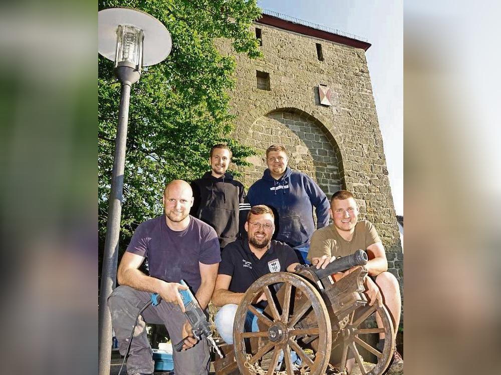 Wie in alten Zeiten: Die Jungschützen haben am Hachtor eine historische Kanone aufgestellt. Foto: Kloer