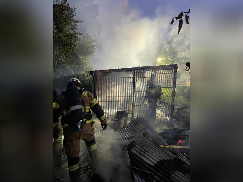 Zwei Schuppen standen am frühen Samstagmorgen in Benninghausen in Brand. Fotos: Feuerwehr Lippstadt