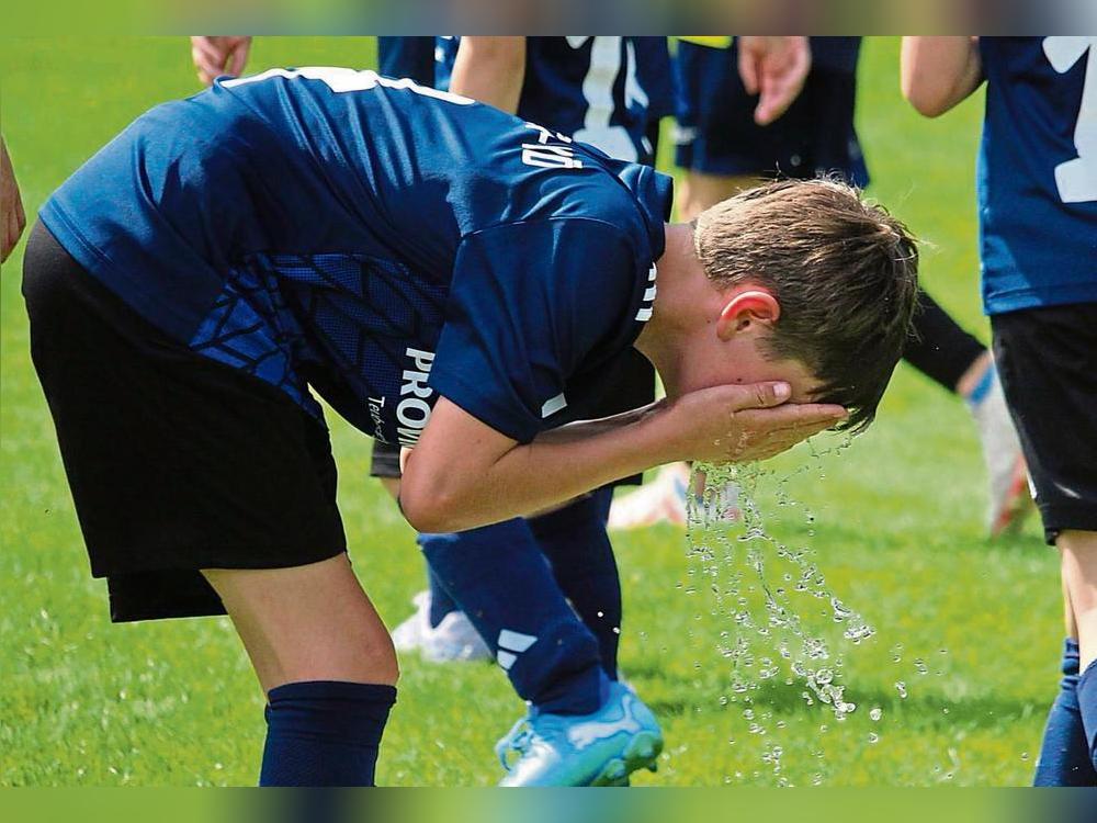 Her mit dem Wasser: Die Vorrunde beim Kreispokalturnier der E-Junioren in Eickelborn wurde wegen der Hitze komplett am Samstagvormittag gespielt. Dies hatte der Kreisjugendausschuss noch am Freitag entschieden. Foto: Heinke
