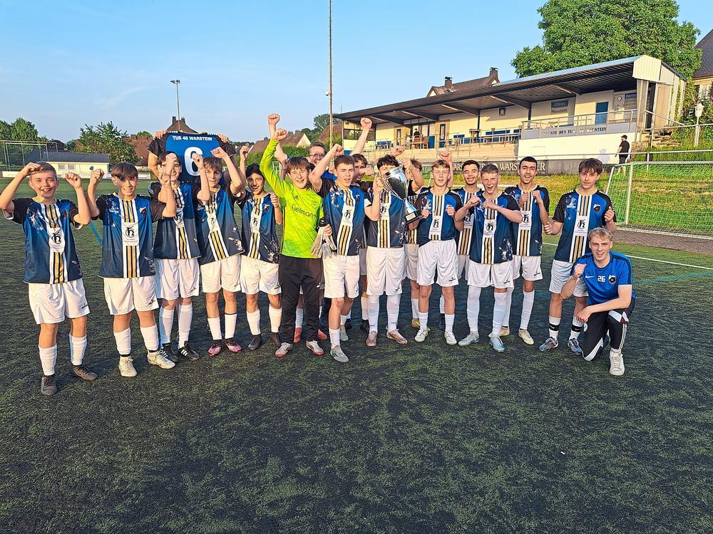 Nach dem Hallenstadtmeister-Titel sowie dem Gewinn der Hallenkreismeisterschaft ist die C-Jugend des TuS Warstein jetzt auch Ligapokal-Sieger. Fotos: Heinke