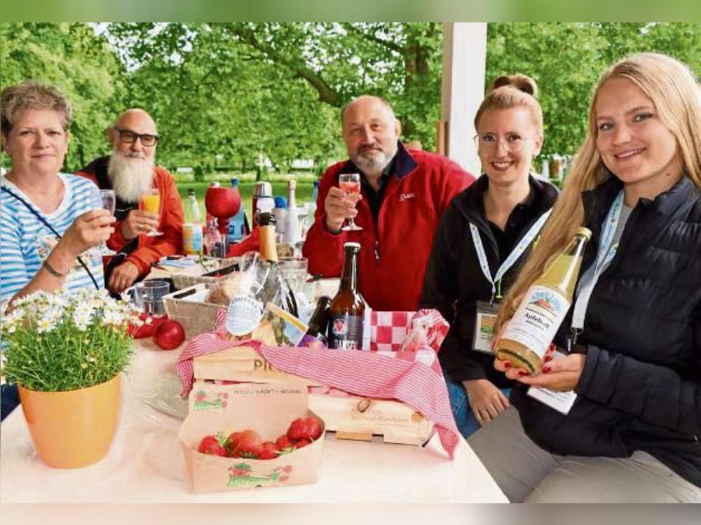 Ein Trio aus Lipptadt und Anröchte stößt mit Celine Buchwald und Magdalena Duncan vom Orga-Team an. Foto: Dietz