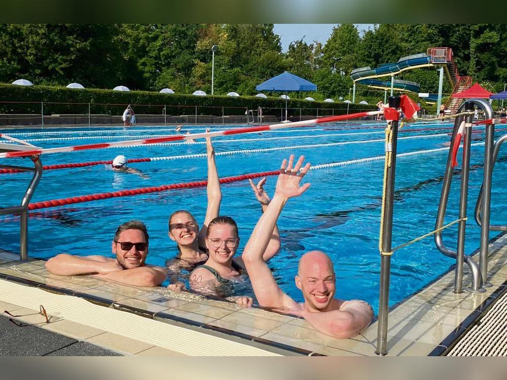 Beim 24-Stunden-Schwimmen in Anröchte dabei (v.l.): Patrick, Sophie und Johanna Hügel sowie Jannik Linder im Team der Caritas. Foto: Gerwin
