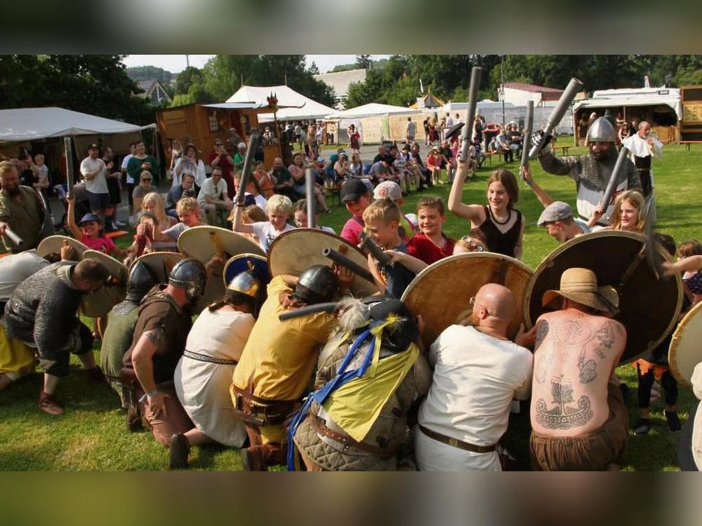 Wo ist der Kirchenschatz? Riesenspaß beim Spiel „Kinder gegen Ritter“. Foto: Büttner