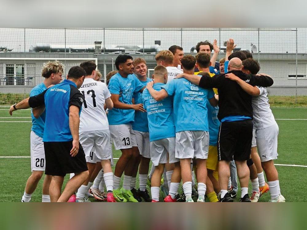 Geschafft! Die A-Junioren vom TuS Lipperode machten den Durchmarsch von der Kreisliga in die Landesliga perfekt. Mit sage und schreibe 12:0 gewannen sie ihr letztes Saisonspiel in der Bezirksliga in Rhynern.