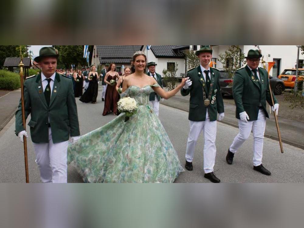 In einem Muster-Traum in Mint präsentierte sich die neue Königin Franka Groß. Foto: Biermann