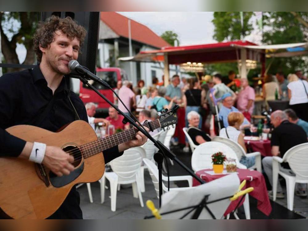 Singersongwriter Matthias Lüke sorgte für gute Musik auf dem Marktplatz. Fotos: Laame