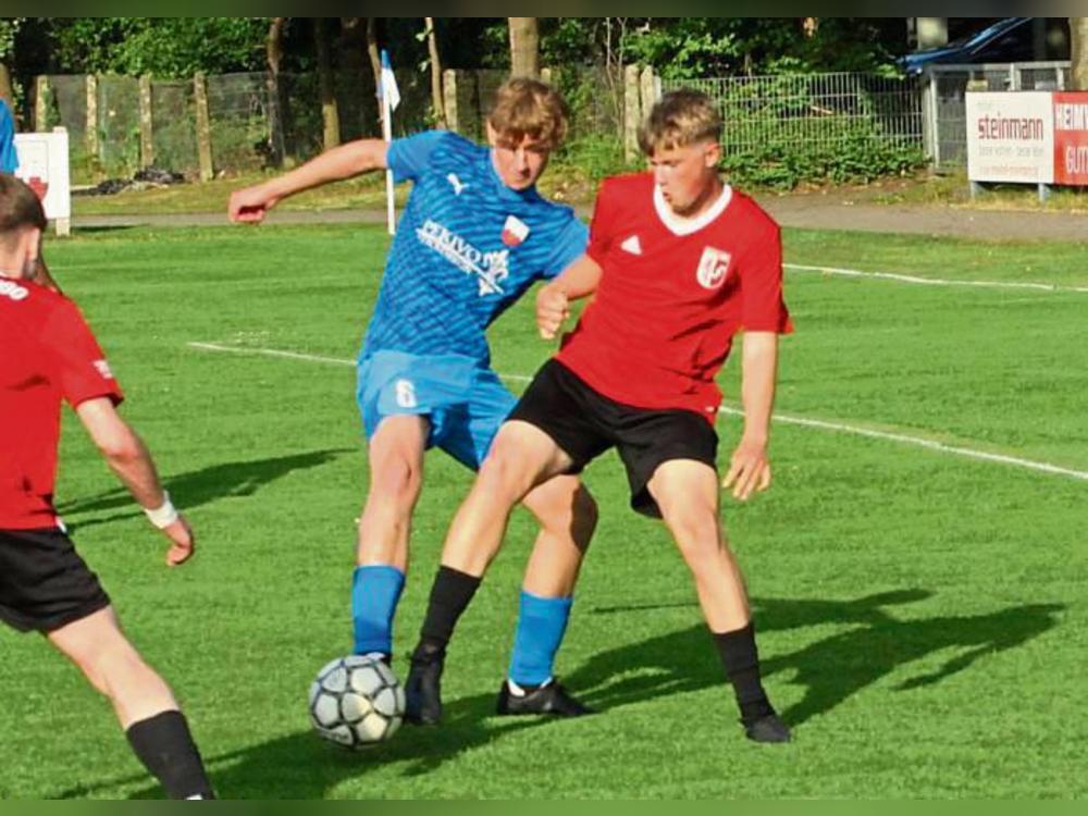 A-Liga-Vizemeister Erwitte 2000 (in Rot) verlor das Halbfinale des Ligapokals in Lipperode glatt mit 0:3. Foto: Dannhausen