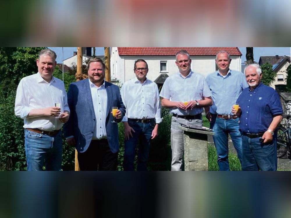 Mit einem Glas Sekt auf 50 Jahre Altengeseke: (v. l.) Jörg Blöming, Heinrich Frieling, Alfred Schmidt, Thomas Gerwin, Mattias Bürger und Hans-Alfred Meinberg stoßen gemeinsam auf Vergangenheit und Zukunft an. Foto: Bußmann