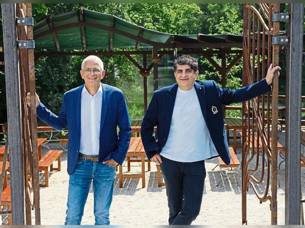 Der Name bleibt, das Gesicht ist neu: Der Bielefelder Ali-Reza Brojerdi (r.) übernimmt die Tivoli-Lounge – auch zur Freude von Untervermieter Uwe Hillemeyer. Foto: Puls