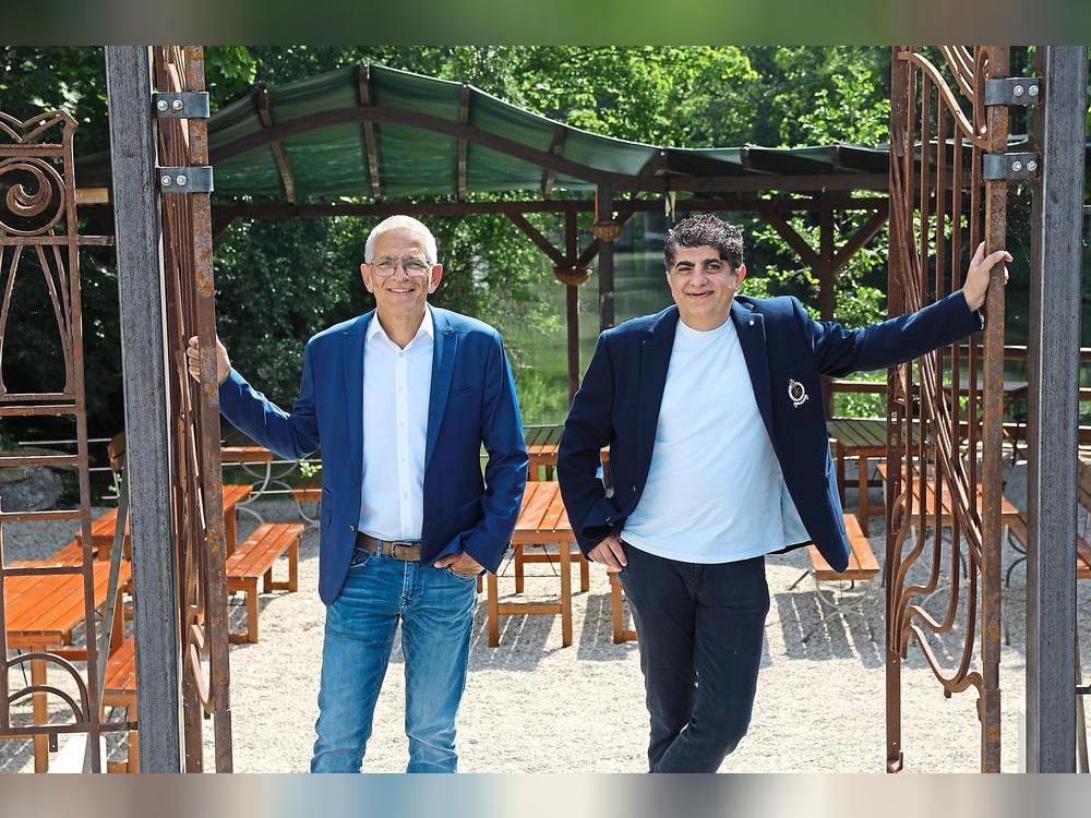 Der Name bleibt, das Gesicht ist neu: Der Bielefelder Ali-Reza Brojerdi (r.) übernimmt die Tivoli-Lounge – auch zur Freude von Untervermieter Uwe Hillemeyer. Foto: Puls