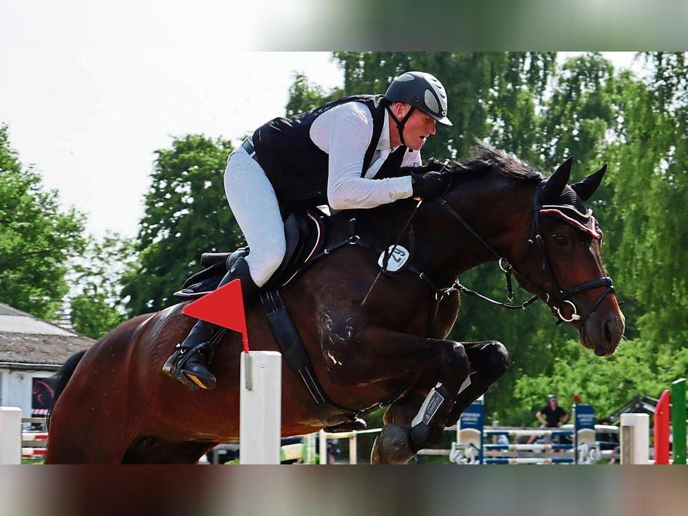 Am zweitägigen Freilandturnier des Reitervereins Lippstadt nahm auch Peter Österdiekhoff (im Bild) vom SC Ostenland teil. In einer M-Springprüfung belegte er den zweiten Platz. Fotos: Feichtinger