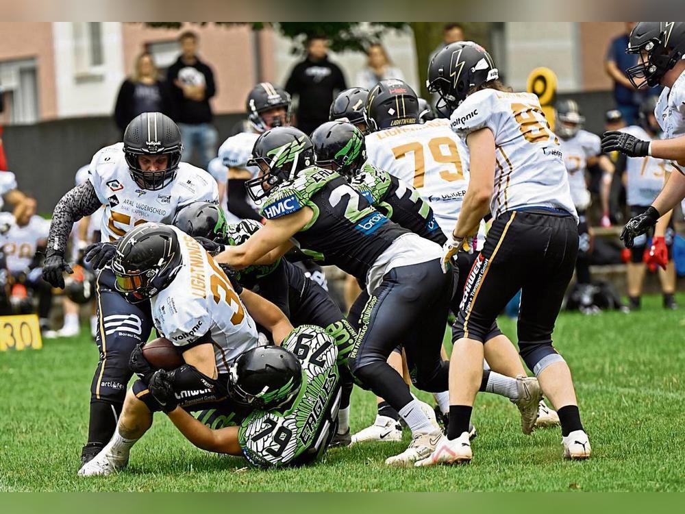 Trotz guter erster Halbzeit mussten sich die Footballer der Lippstadt Eagles (dunkle Spielkleidung) im ersten Heimspiel der Saison den favorisierten Lightnings aus Lüdenscheid relativ deutlich mit 8:27 geschlagen geben. Foto: Marx