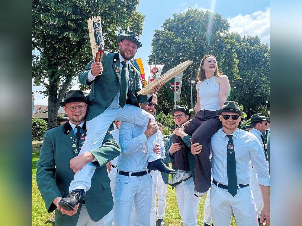 Das neue Esbecker Königspaar obenauf: Tabea Koers und Niclas Luig. Am Sonntag erst hatte Luig seine Jungschützen-Königskette abgelegt, keine 24 Stunden später bekam der Stahlbauer die noch größere Plaketten-Kette um den Hals gelegt. Fotos: Vielberg 