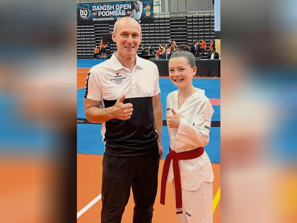 Gold bei ihrem ersten internationalen Turnier gewann Antonia Lobemeier (r.) vom Taekwondo-Verein Mastholte. Sichtlich stolz ist Trainer Ulli Vinnemeier.