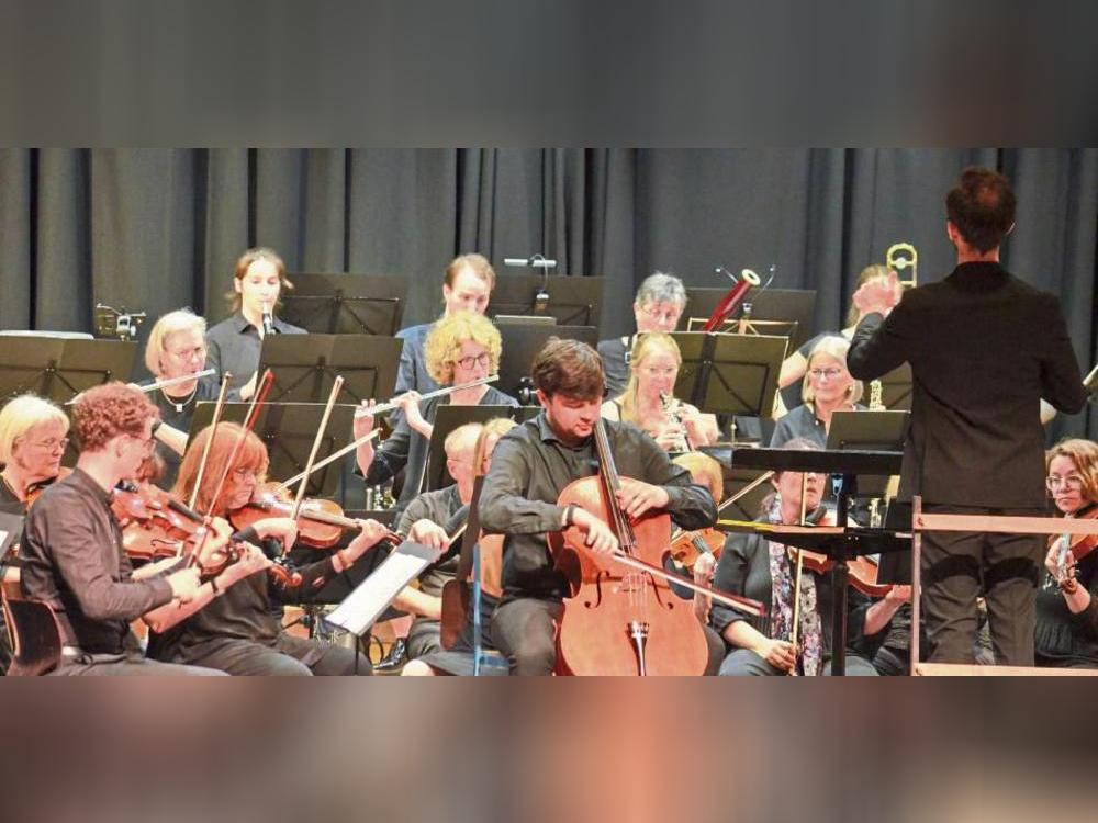 Daniele Costa (r.) dirigiert das Ensemble. Links neben ihm hat Solist Thomas Walter Platz genommen. Foto: Gröbing