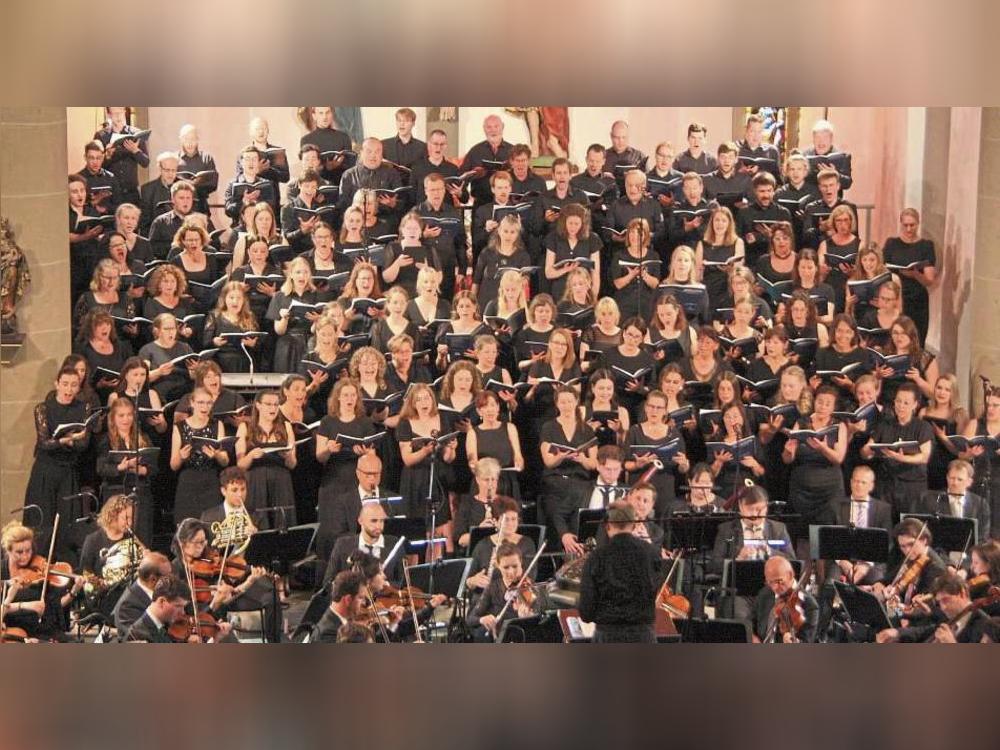 Ein beeindruckendes Ensemble aus 160 Sängerinnen, Sängern und Instrumentalisten kam in der Cyriakuskirche zusammen. Fotos: H. Wissing