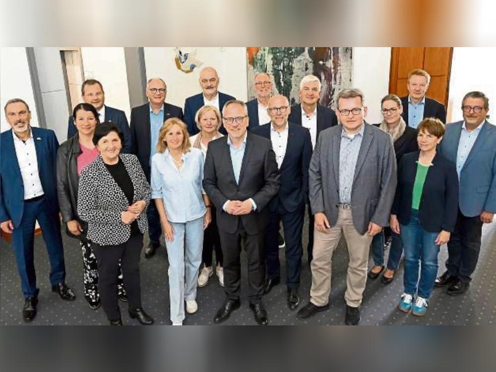 Landrätin Eva Irrgang (vorn, l.) empfing den Bildungsrat der Bildungsregion Kreis Soest im Kreishaus. Foto: Hönicke/ Kreis Soest